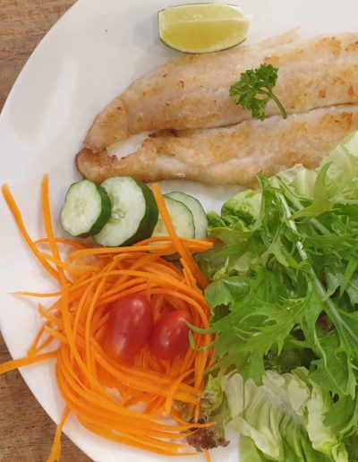 ภาพท็อปวิว อาหารสุขภาพ สลัดปลาดอลลี่
